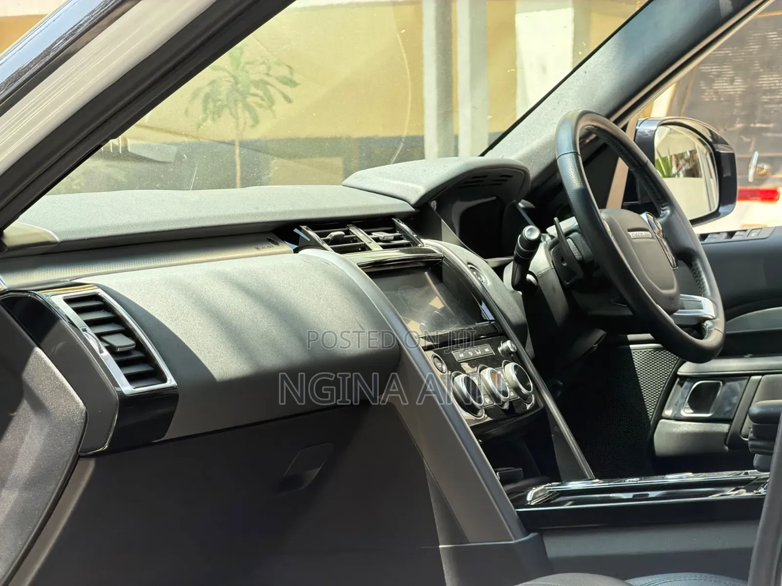 Land Rover Discovery 2019 White