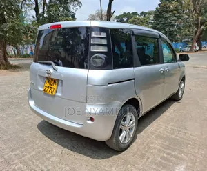 Toyota Sienta 2010 Silver