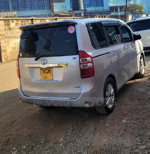 Toyota Noah 2010 Silver