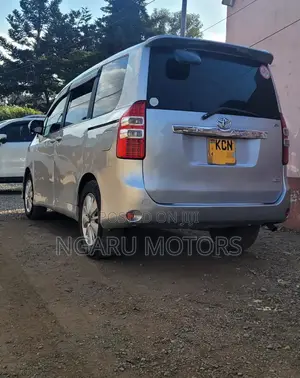 Toyota Noah 2010 Silver