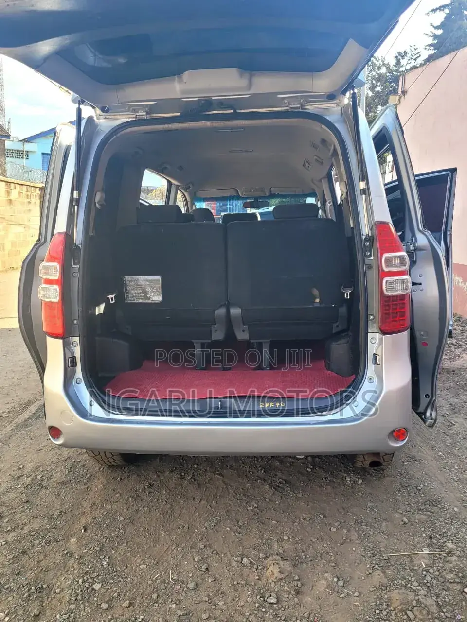 Toyota Noah 2010 Silver