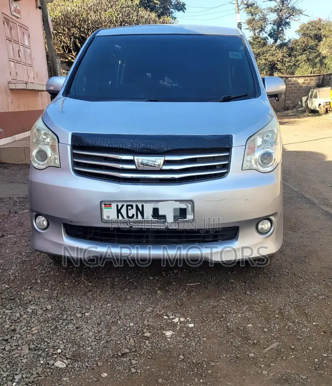 Toyota Noah 2010 Silver