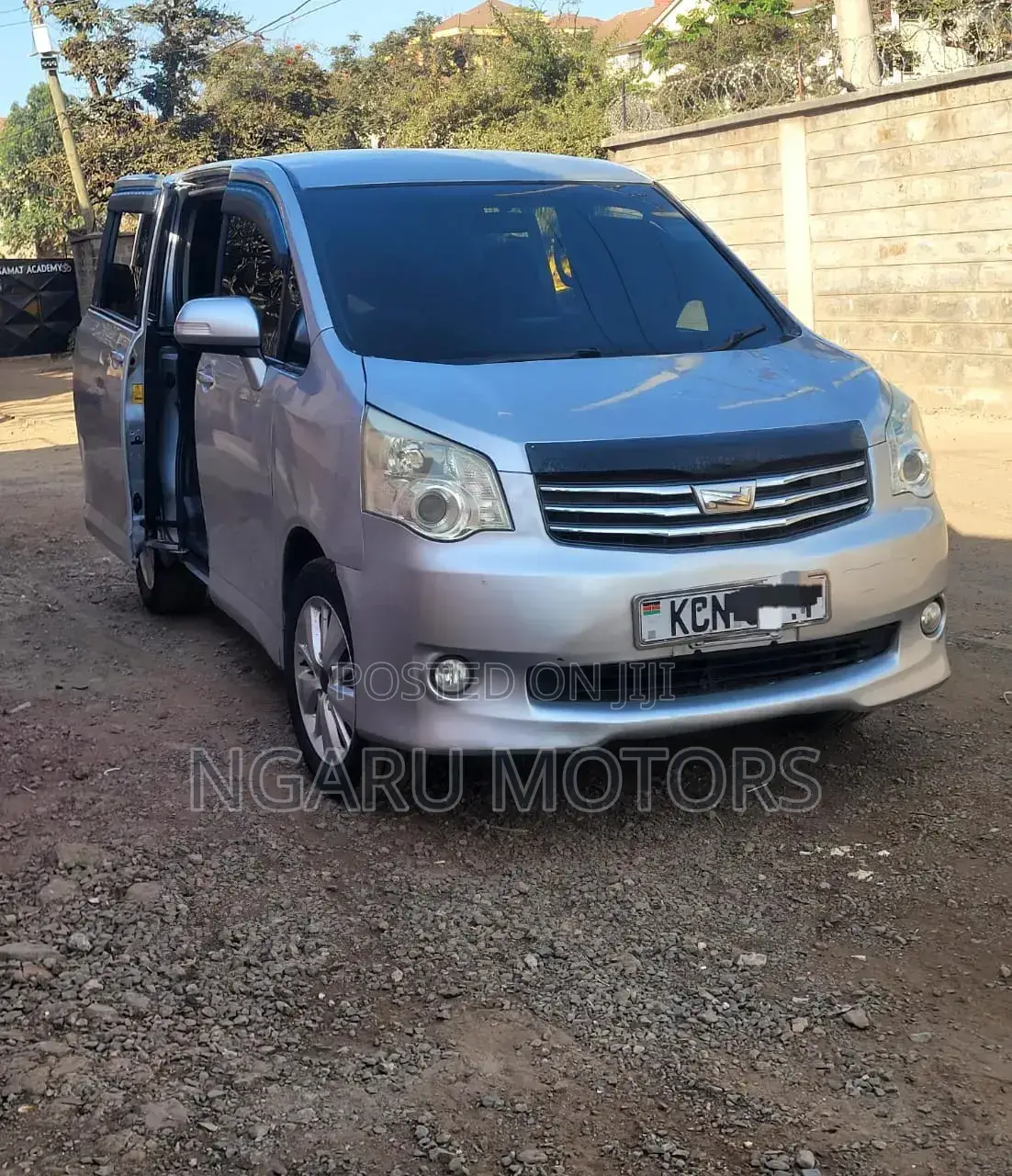 Toyota Noah 2010 Silver