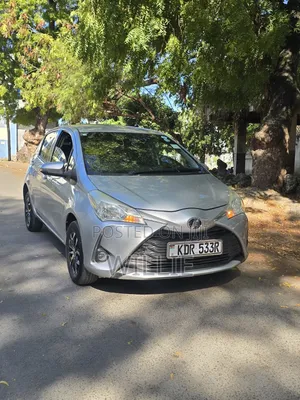 Toyota Vitz 2018 Silver