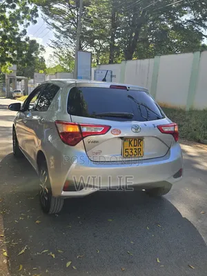 Toyota Vitz 2018 Silver