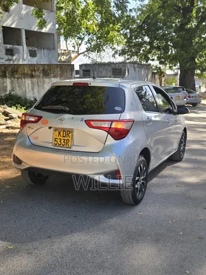 Toyota Vitz 2018 Silver