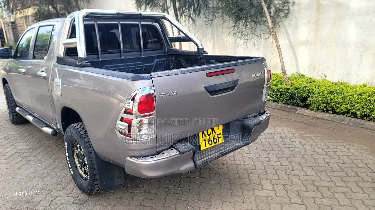Toyota Hilux 2016 Gray