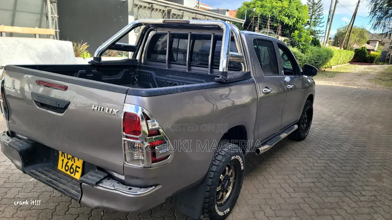 Toyota Hilux 2016 Gray
