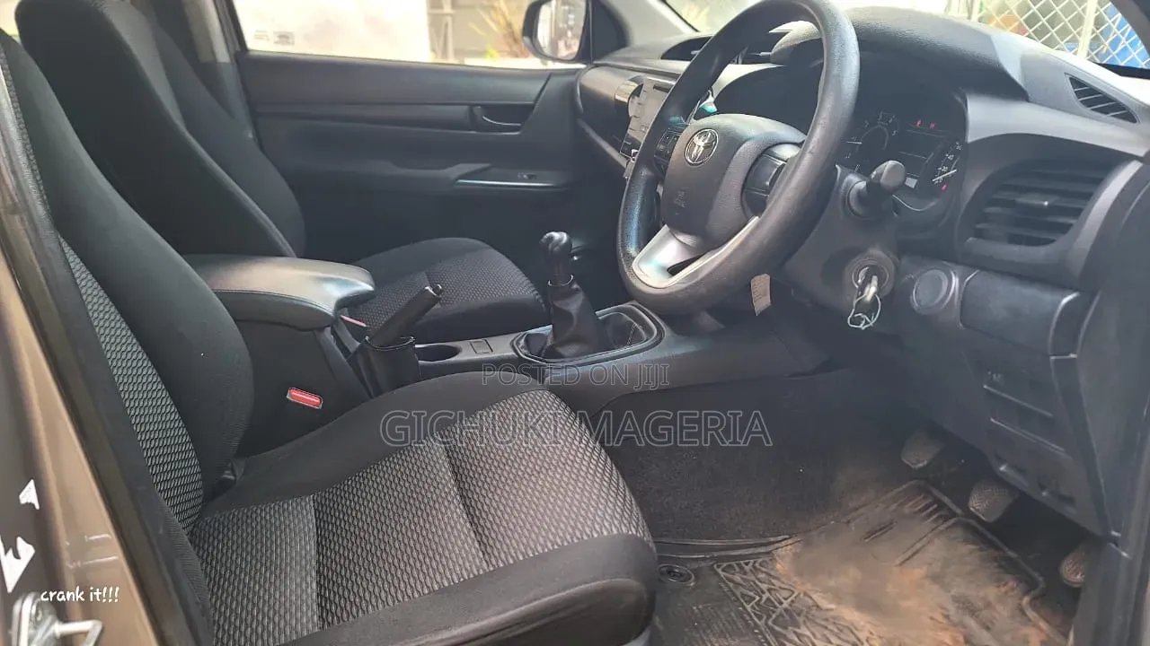Toyota Hilux 2016 Gray