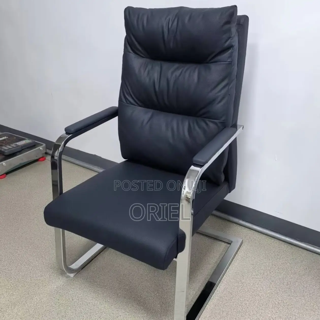 Office Chair : Black Leather Visitor Seating Chair