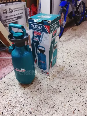 Total 8L Manual Pressure Sprayer