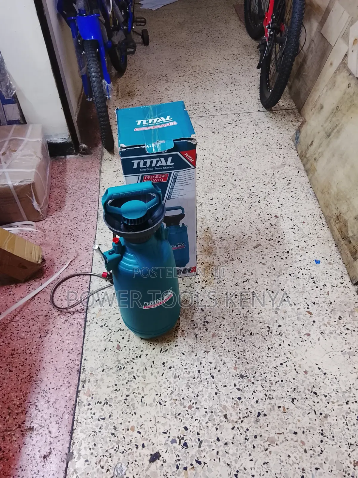 Total 8L Manual Pressure Sprayer