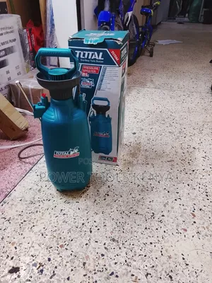 Total 8L Manual Pressure Sprayer