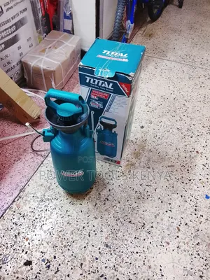 Total 8L Manual Pressure Sprayer