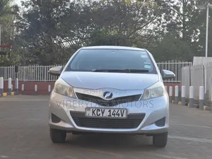Toyota Vitz 2013 Silver
