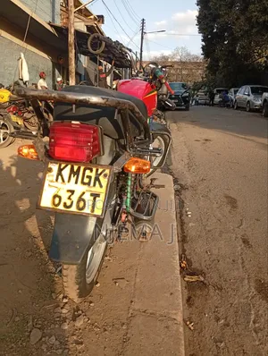 Honda CB 2023 Red