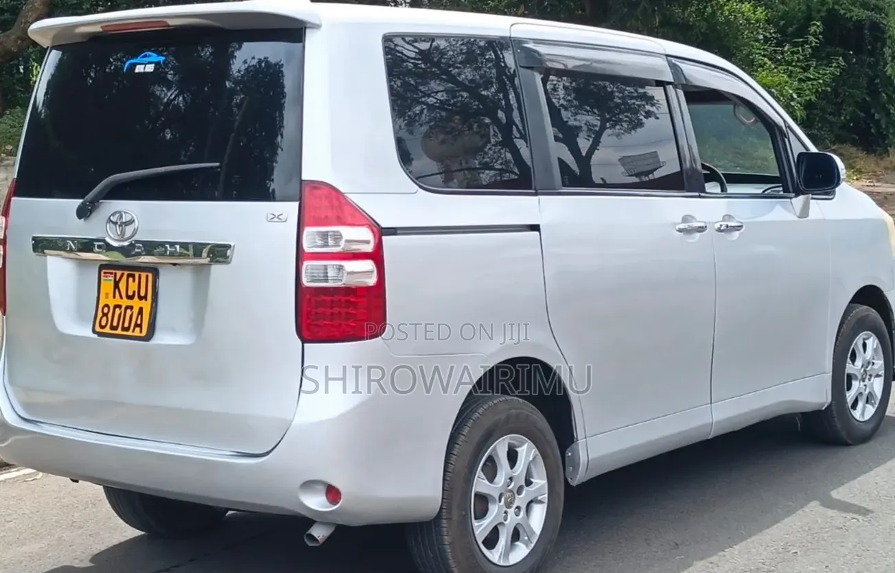 Toyota Noah 2012 Gray