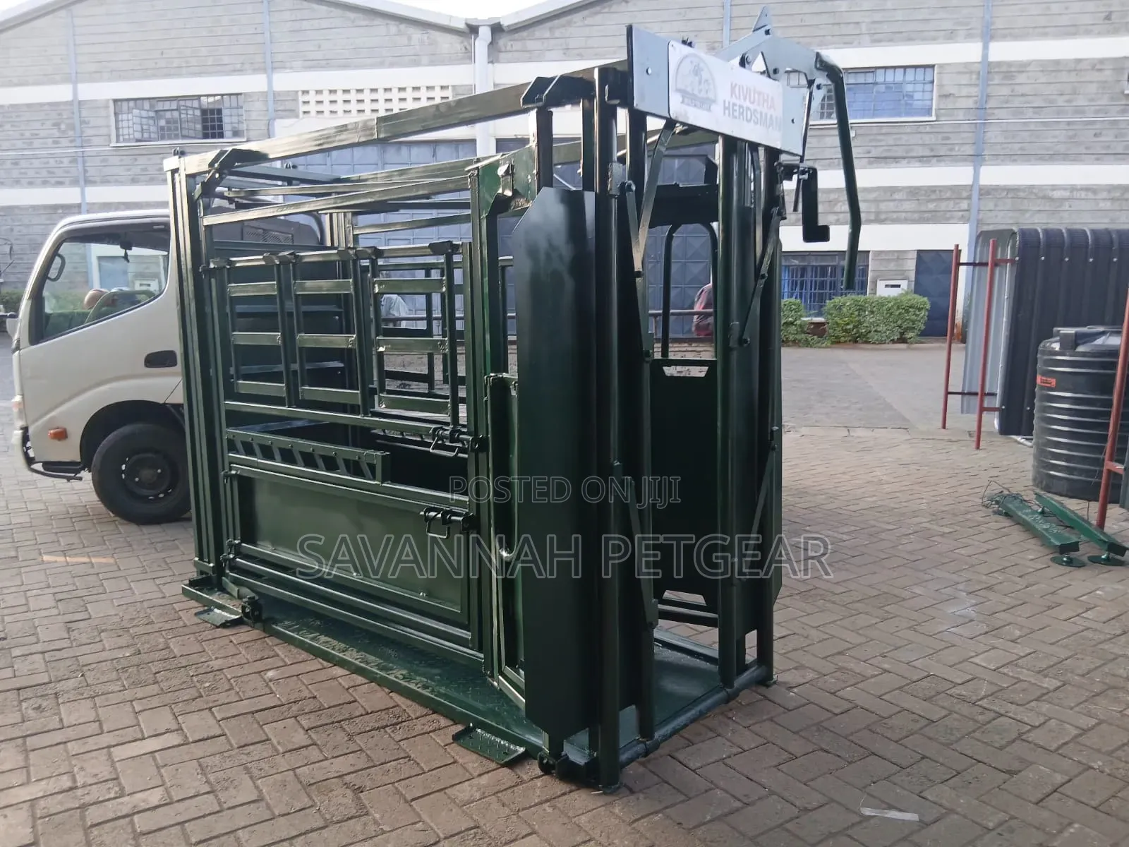 Heavy-Duty Cattle Squeeze Chute (Cattle Crush) to Restrain Livestock
