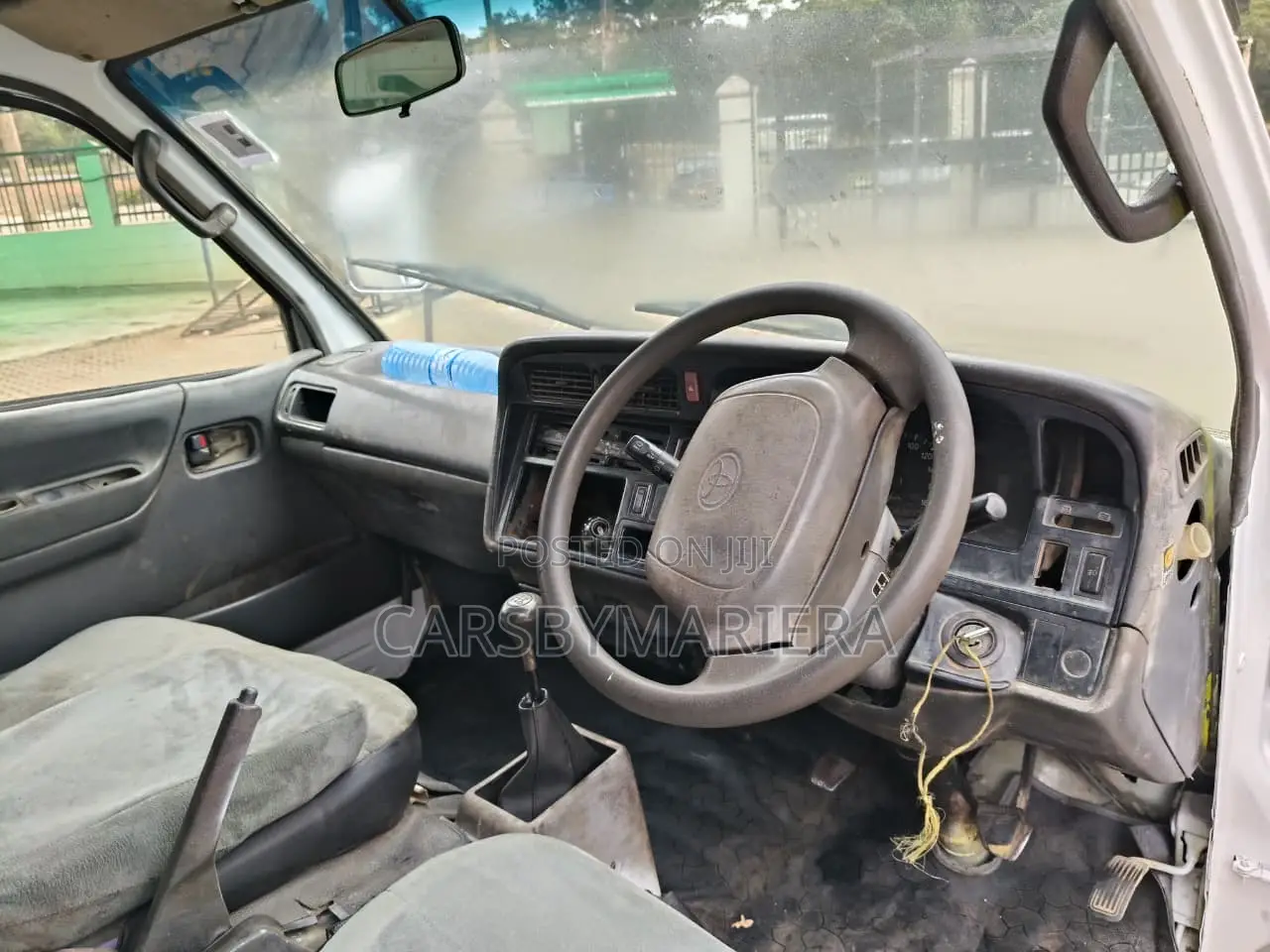 Toyota HiAce 2000 White