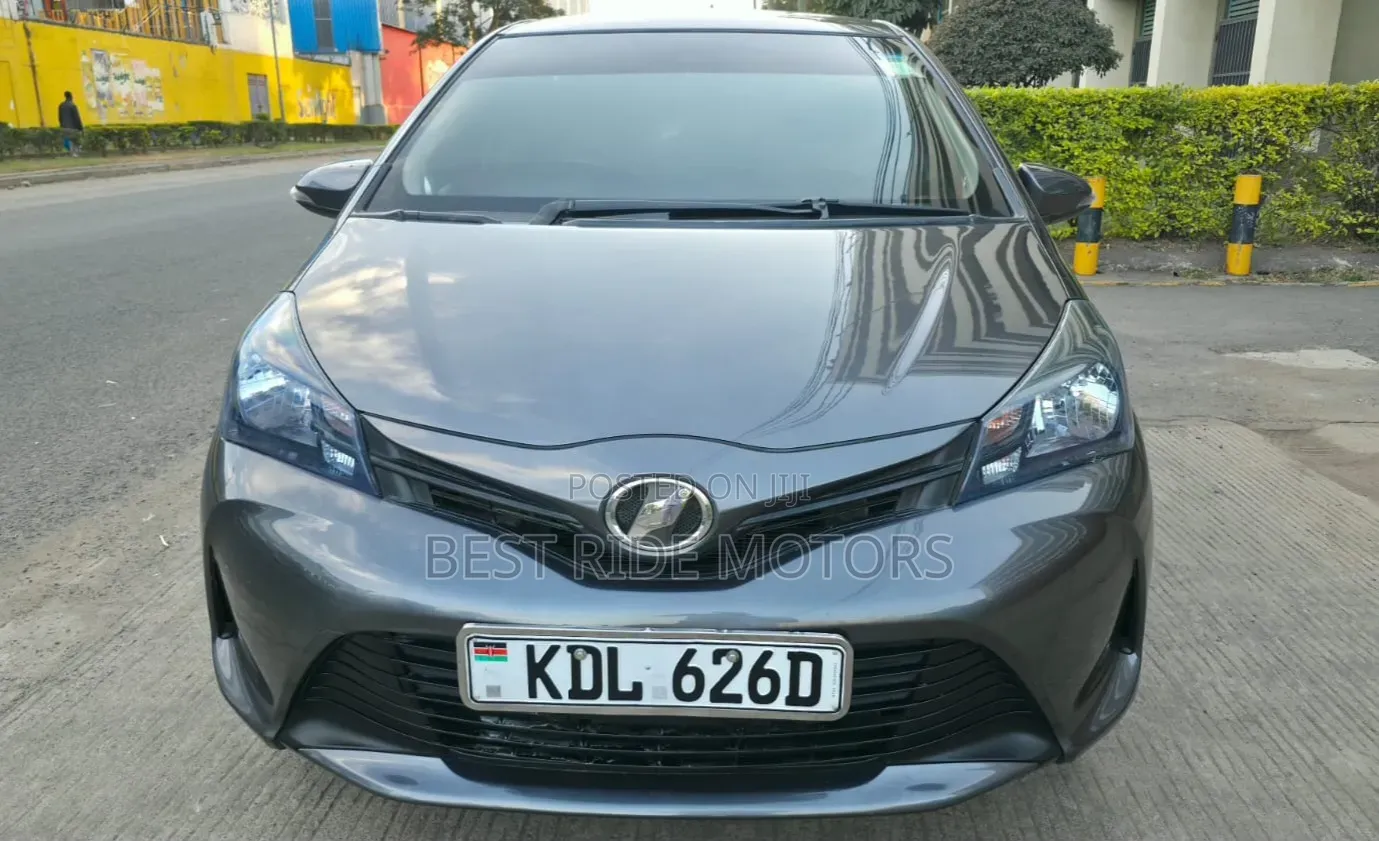Toyota Vitz 1.3 FWD 5dr 2015 Gray