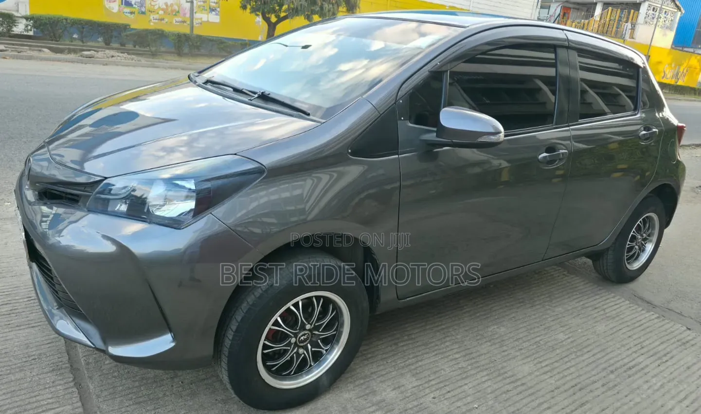 Toyota Vitz 1.3 FWD 5dr 2015 Gray