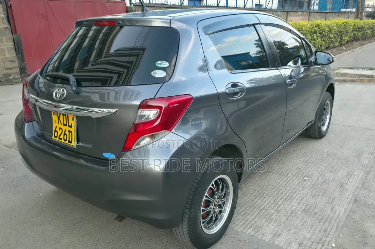 Toyota Vitz 1.3 FWD 5dr 2015 Gray