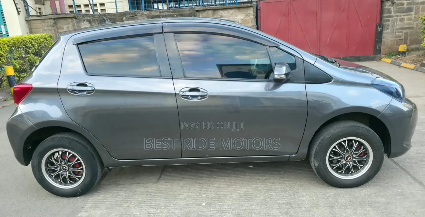 Toyota Vitz 1.3 FWD 5dr 2015 Gray