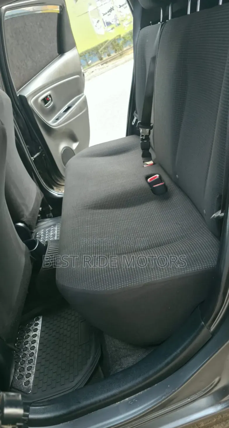 Toyota Vitz 1.3 FWD 5dr 2015 Gray