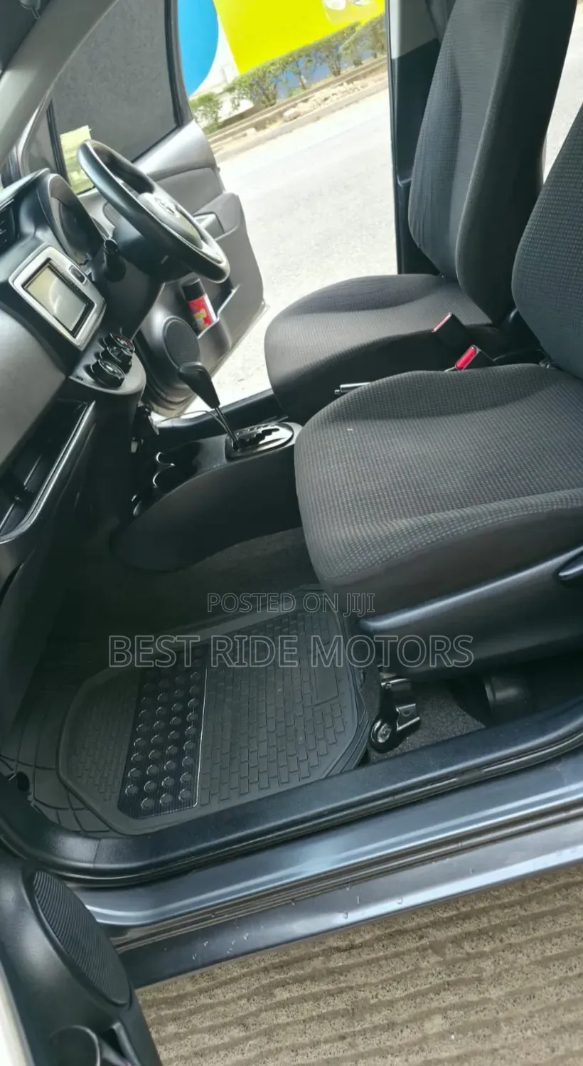Toyota Vitz 1.3 FWD 5dr 2015 Gray