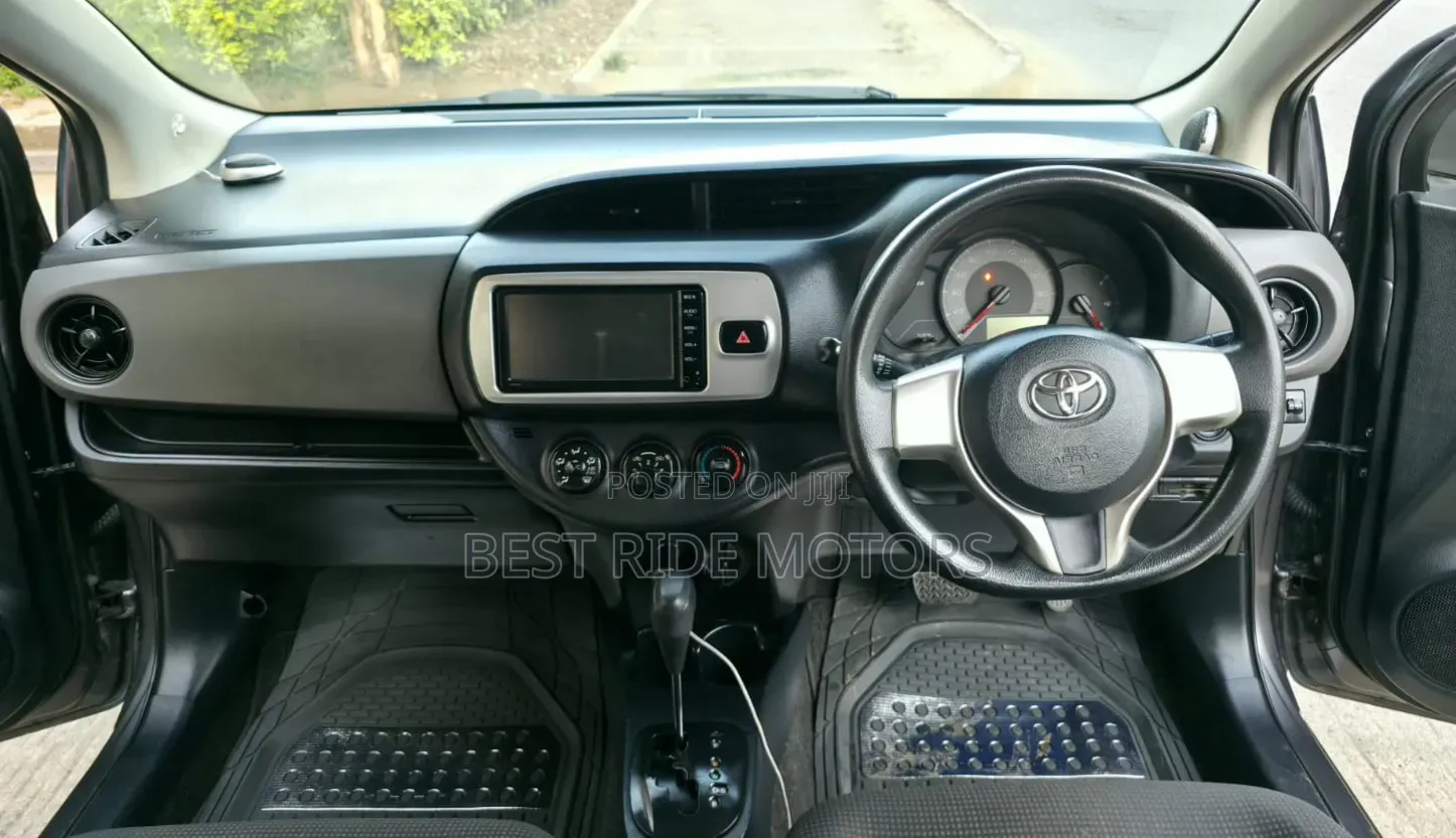 Toyota Vitz 1.3 FWD 5dr 2015 Gray