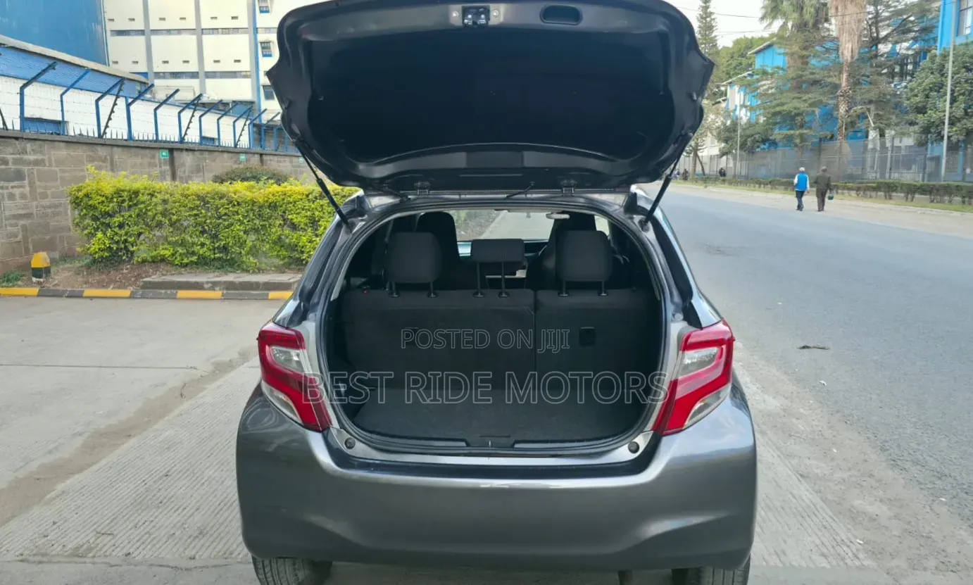 Toyota Vitz 1.3 FWD 5dr 2015 Gray
