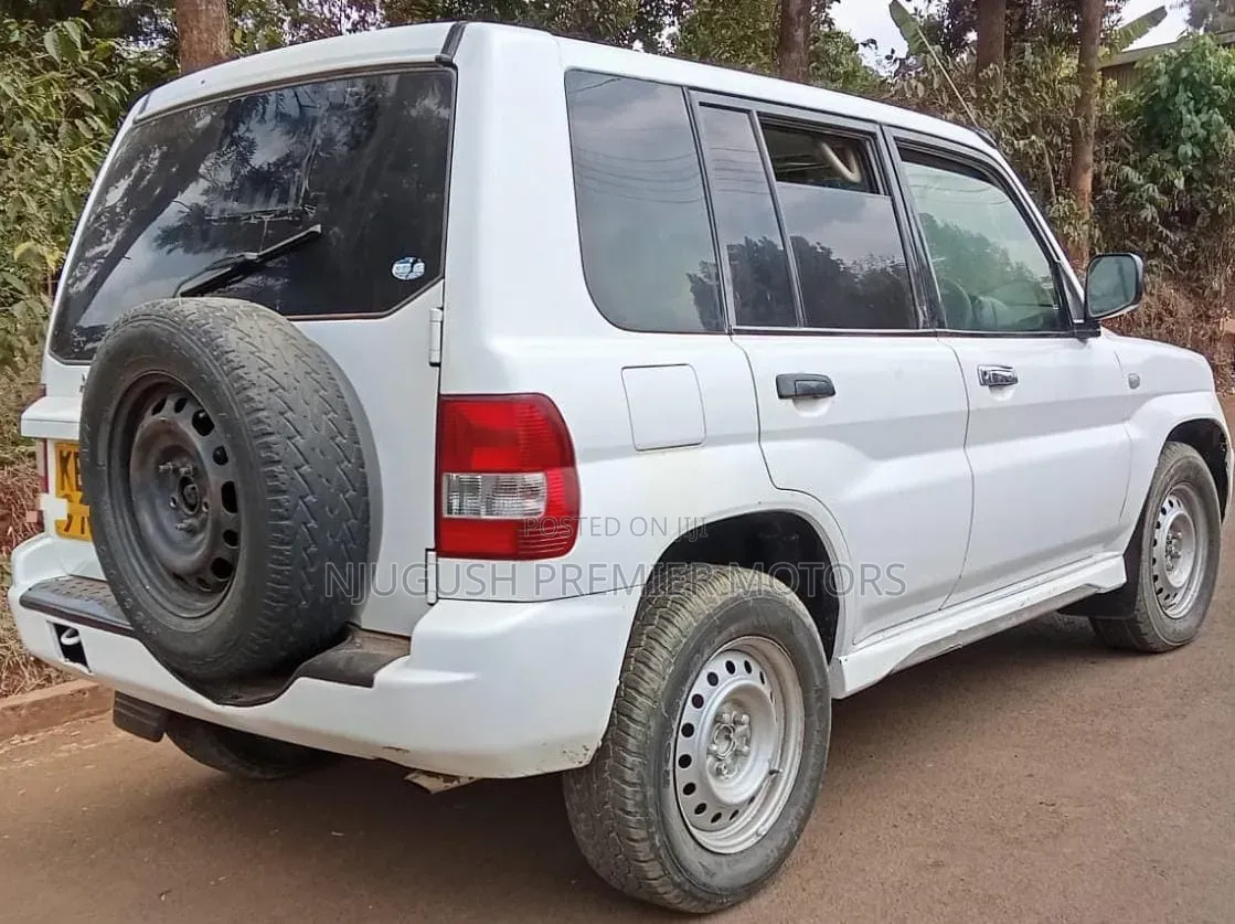 Mitsubishi Pajero 2005 White