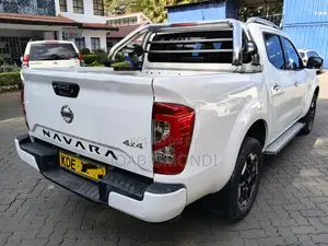 Nissan Navara 2021 White