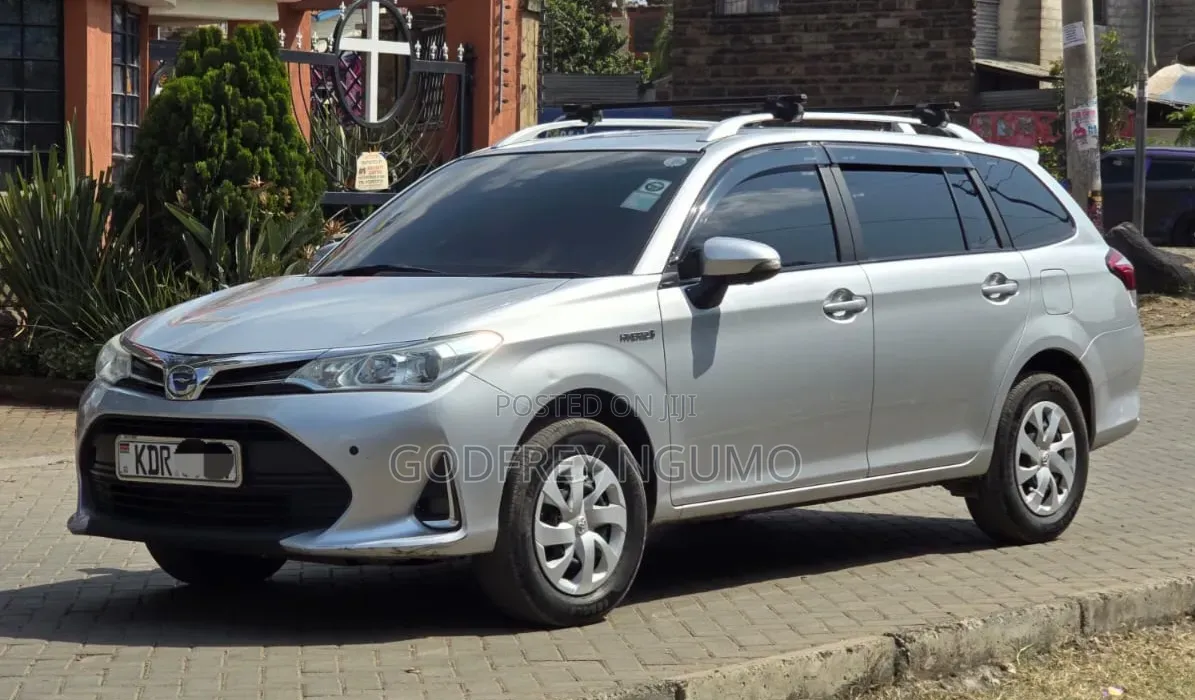 Toyota Corolla Fielder 2018 Silver
