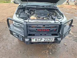 Toyota Hilux Revo Double Cab Deisel 2.4 AWD 2017 White
