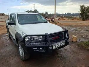 Toyota Hilux Revo Double Cab Deisel 2.4 AWD 2017 White