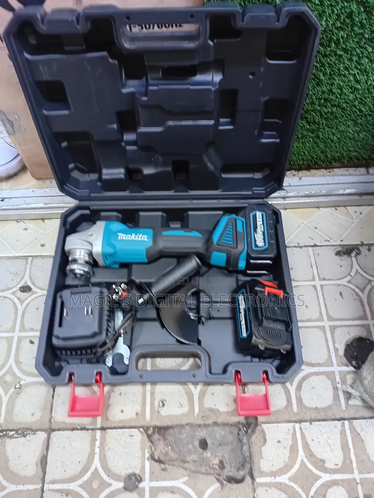 Highly Versatile 198v Makita Cordless Angle Grinder