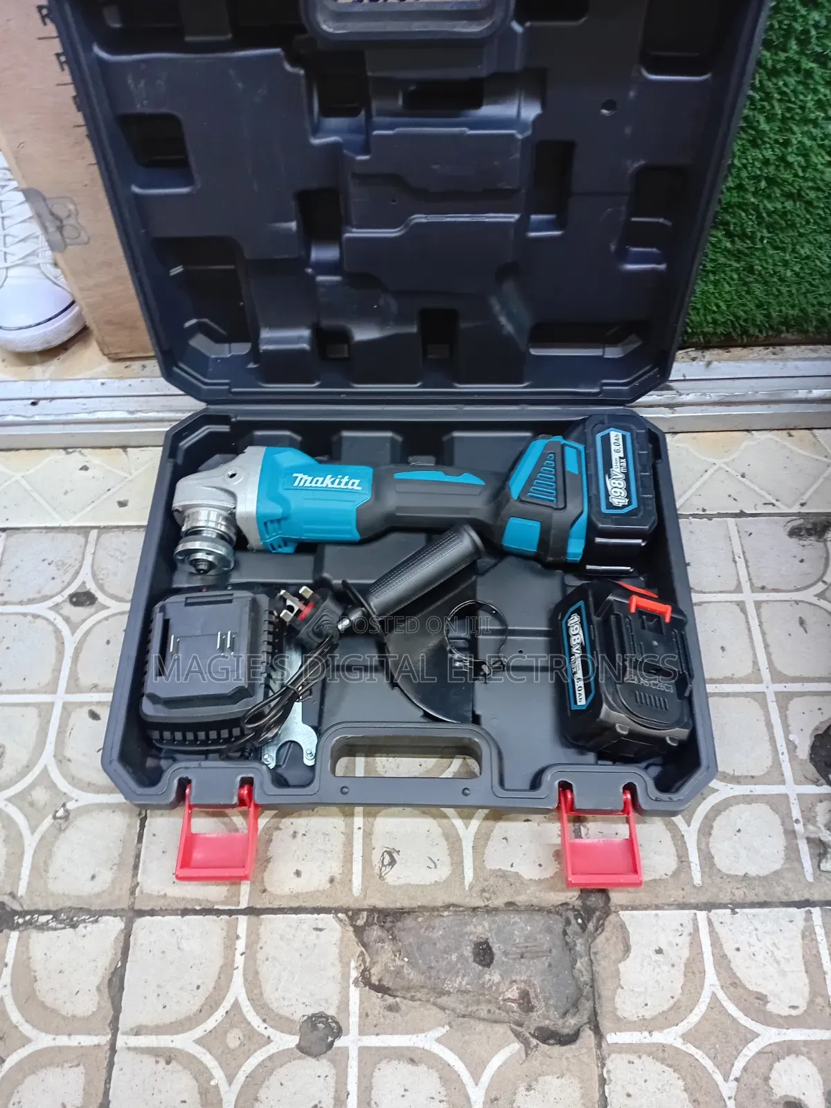 Highly Versatile 198v Makita Cordless Angle Grinder