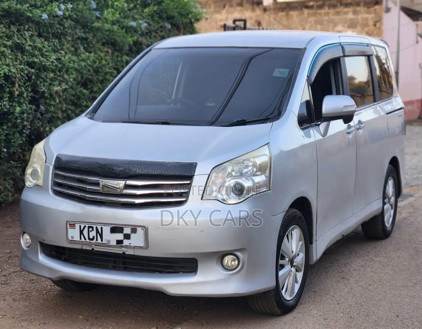 Toyota Noah 2011 Silver