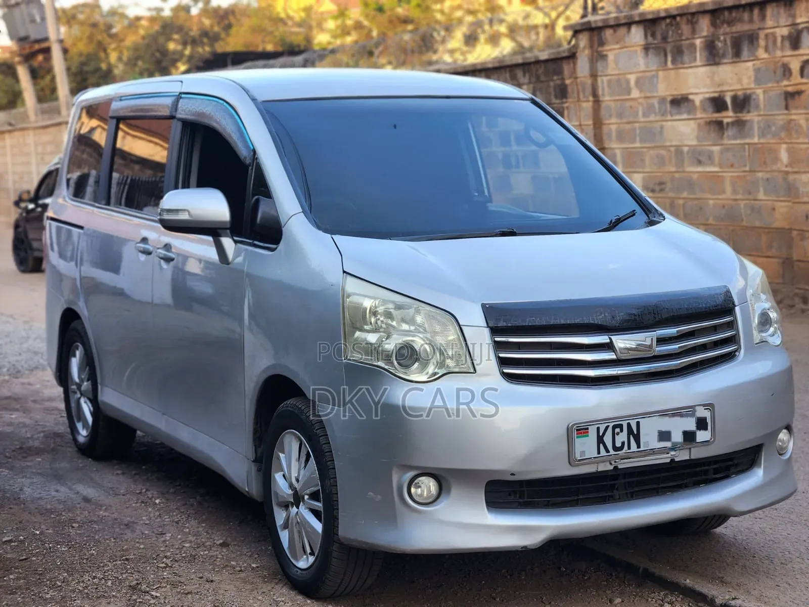 Toyota Noah 2011 Silver