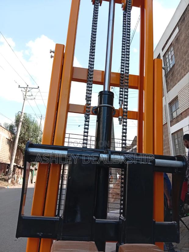 Hydraulic Pallet Lifting Machine/Manual Stacker - thumbnail 2