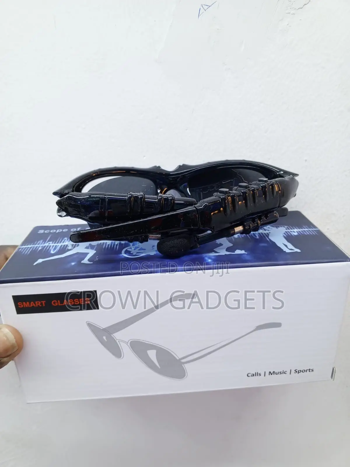 Bluetooth Sports Sunglasses With Integrated Speakers and Microphone