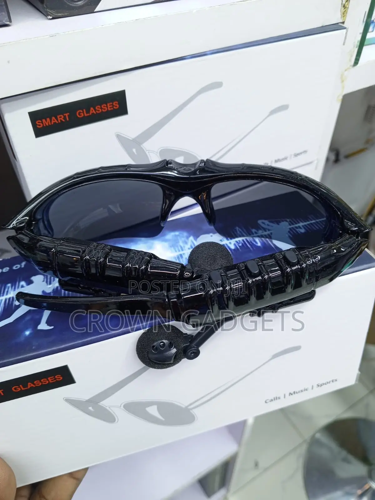 Bluetooth Sports Sunglasses With Integrated Speakers and Microphone
