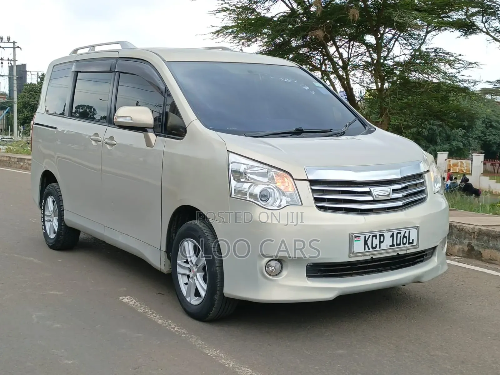 Toyota Noah 2011 Silver