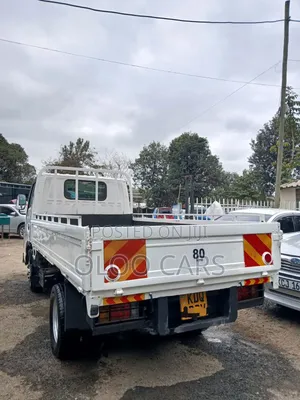 Isuzu ELF Truck 2016 White