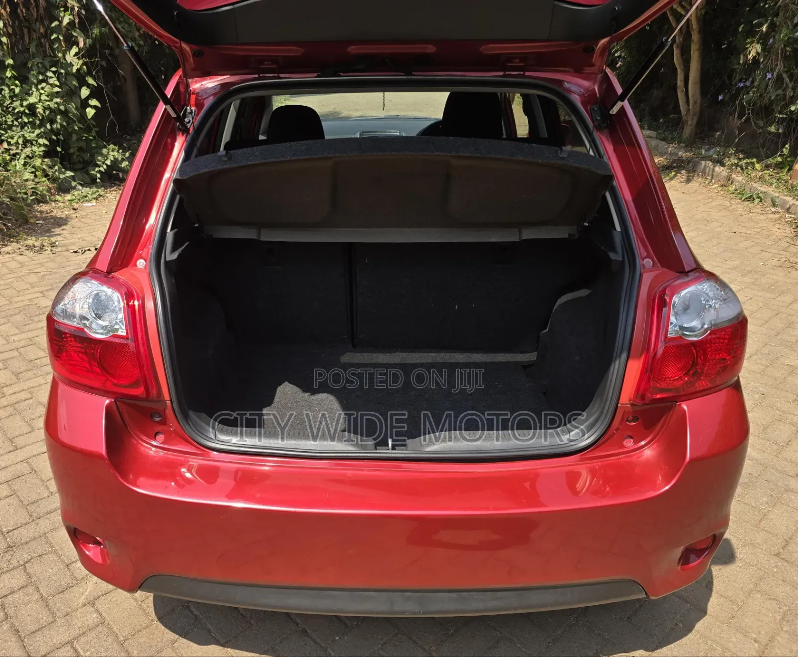 Toyota Auris 2012 Red