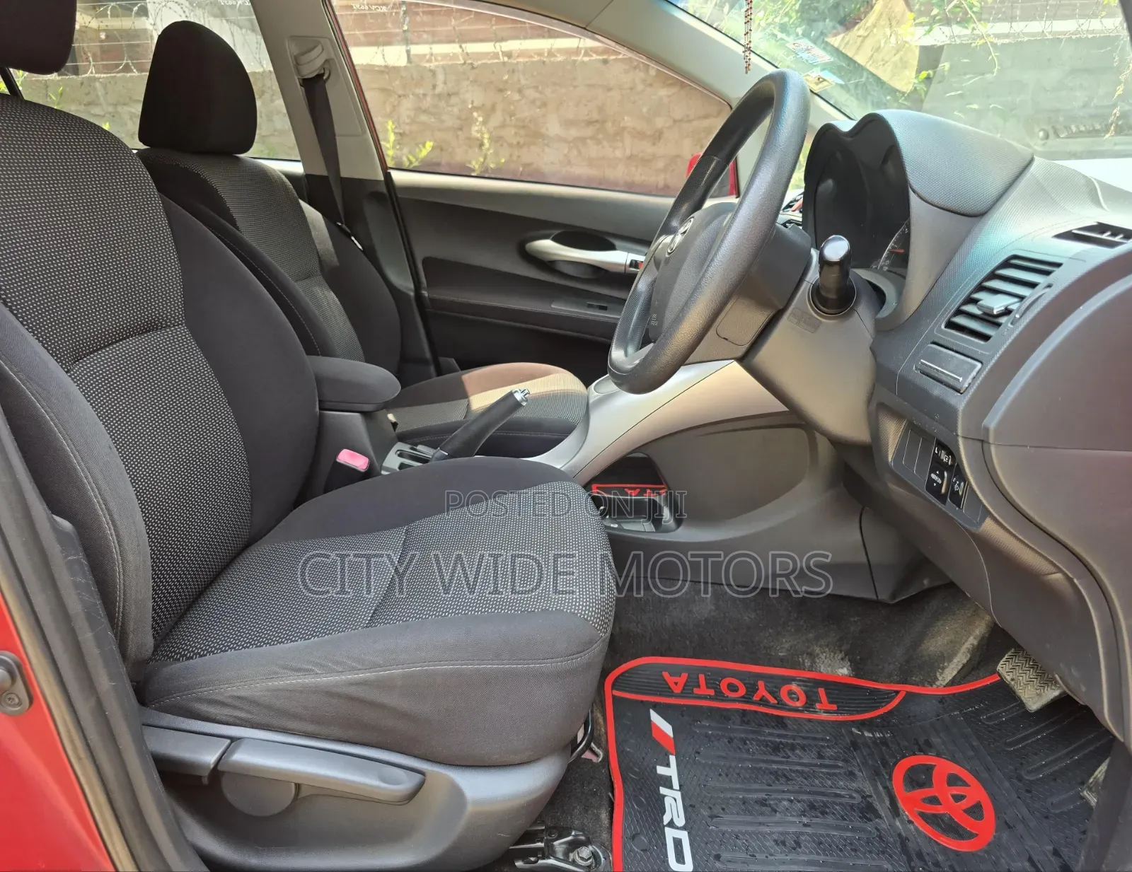 Toyota Auris 2012 Red