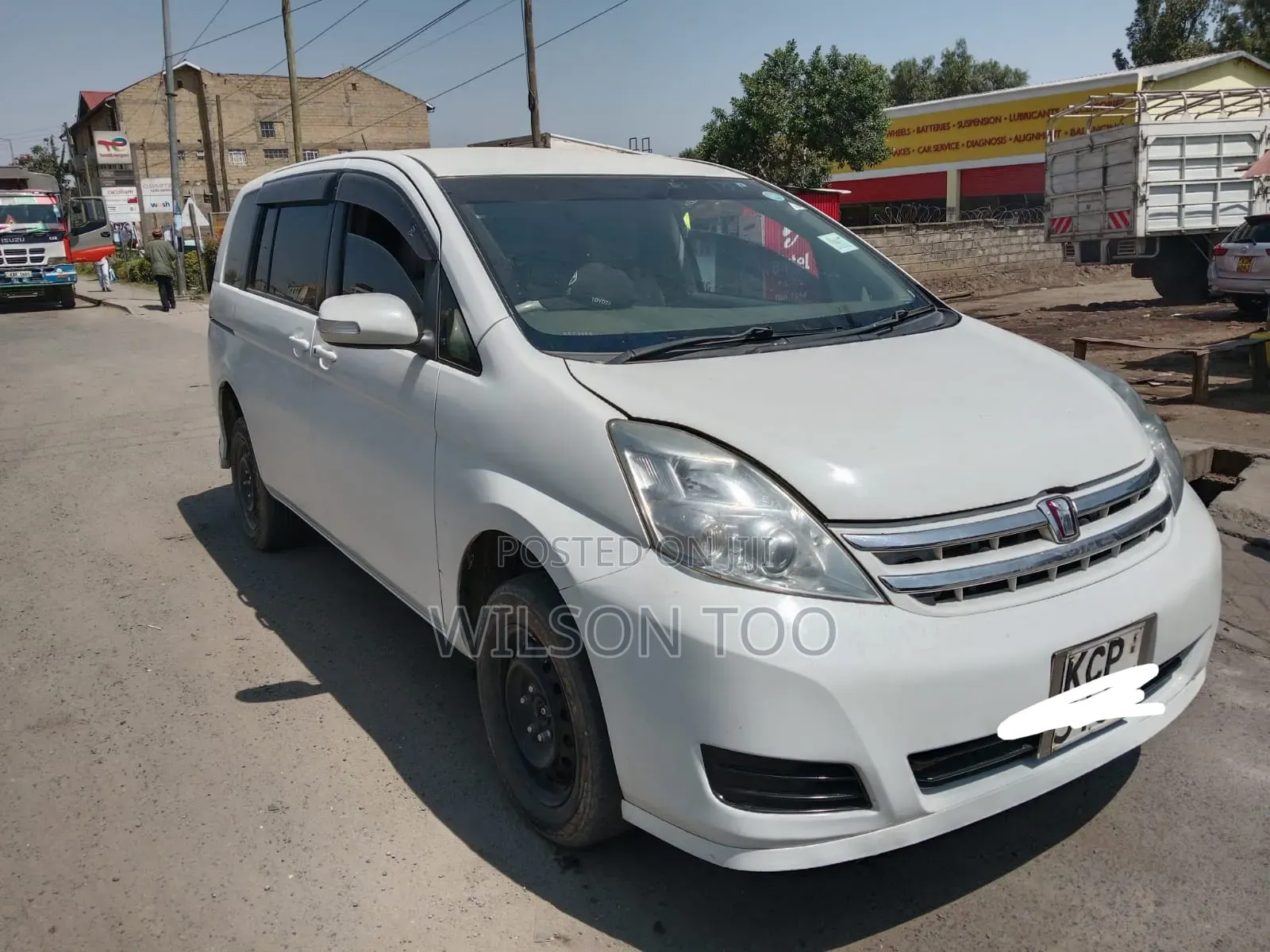 Toyota ISIS 2013 White