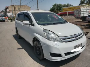 Toyota ISIS 2013 White