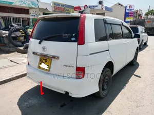 Toyota ISIS 2013 White